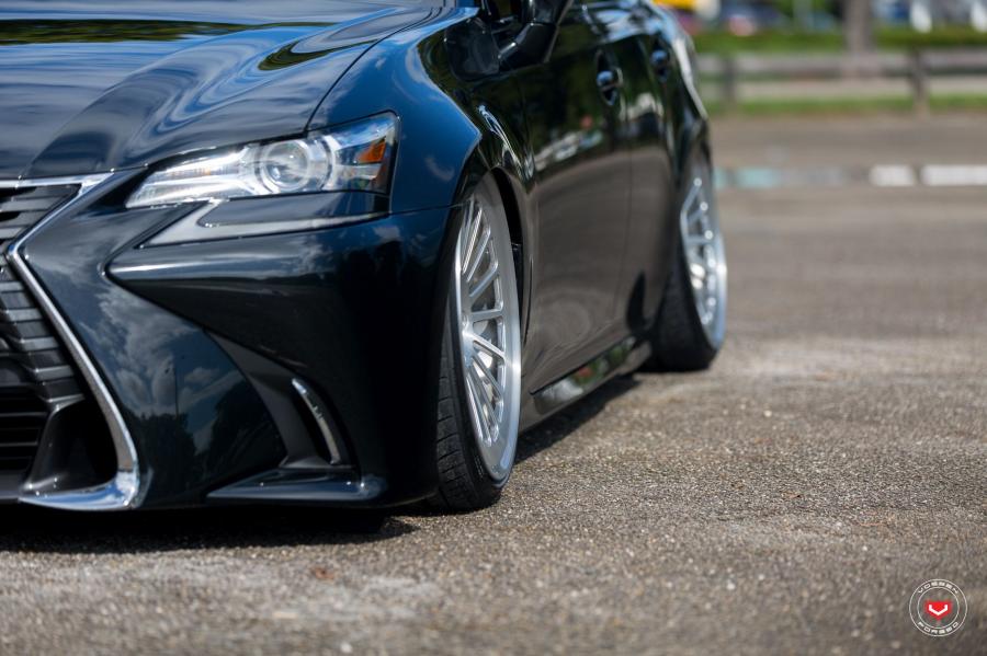 Детали экстерьера Lexus GS on Vossen Wheels (LC-106) 2016 года  (фото 3 из 61)